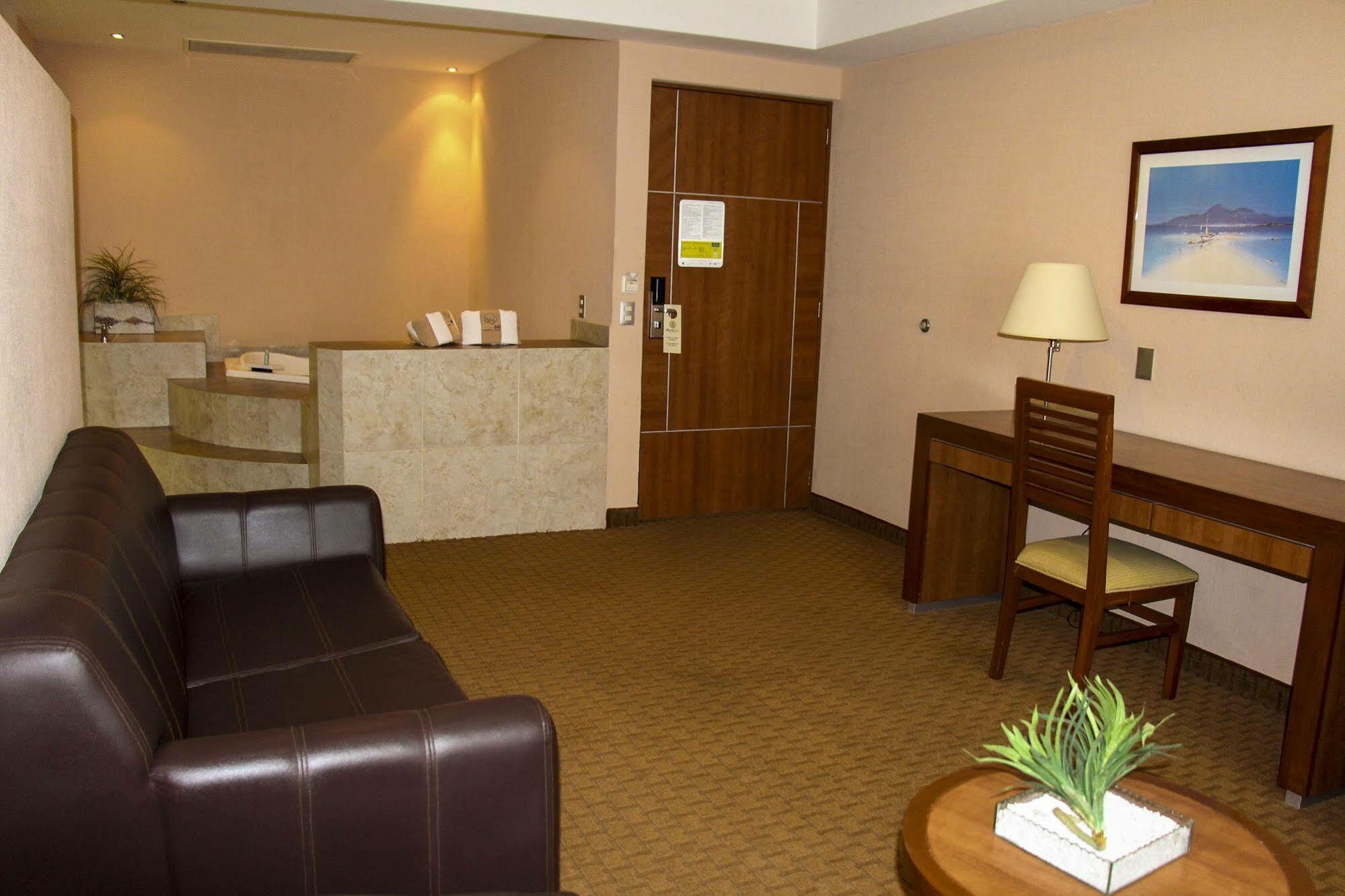 Hotel Soleil Business Class Celaya Exterior photo